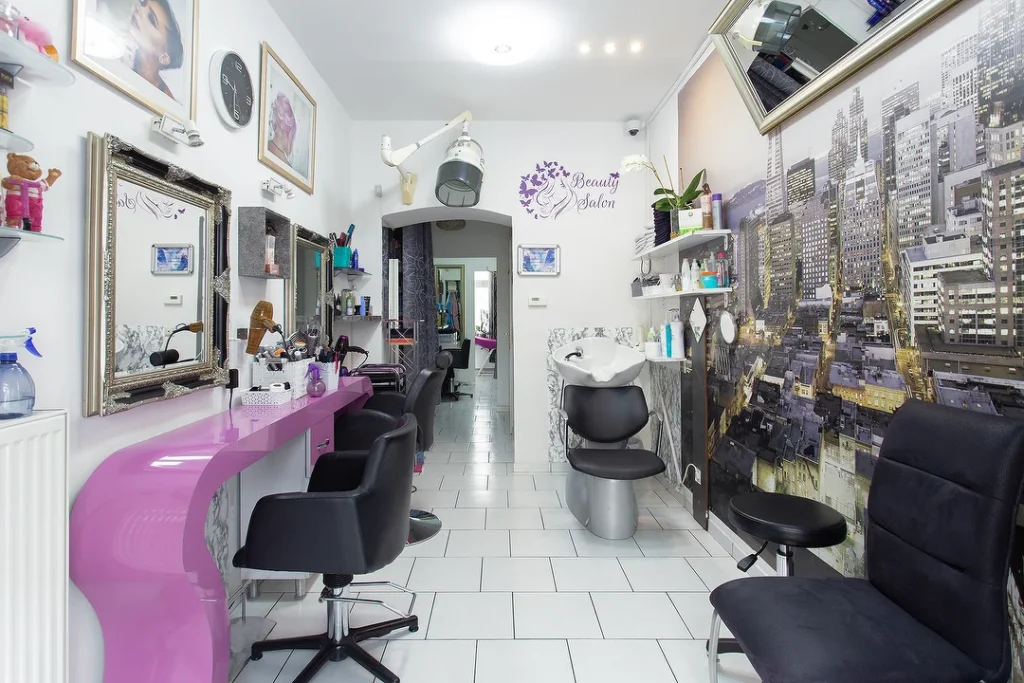 Innenraum des Friseursalons Schönheitsalon Engel N – modernes und gemütliches Ambiente in Wien